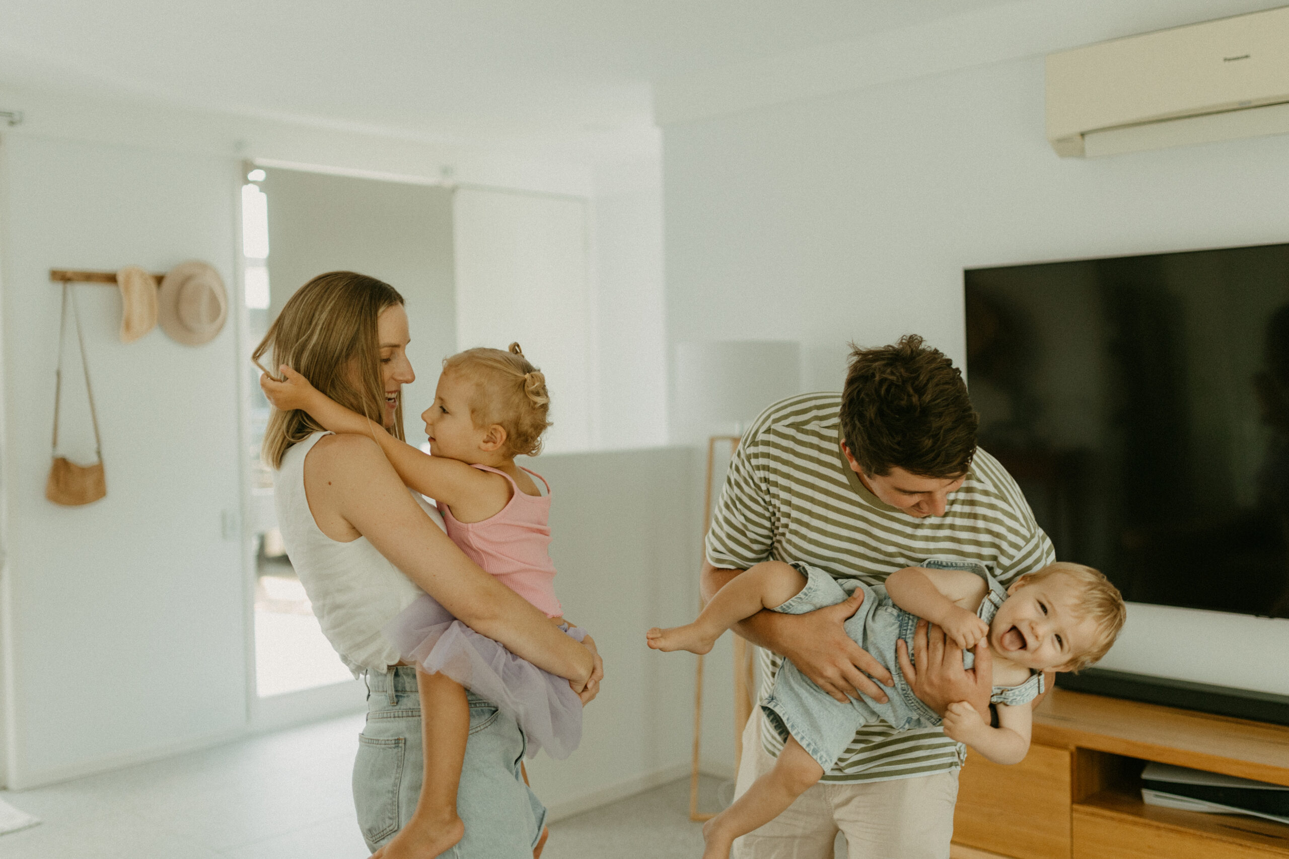 Brisbane Family Photographer candid in-home session)